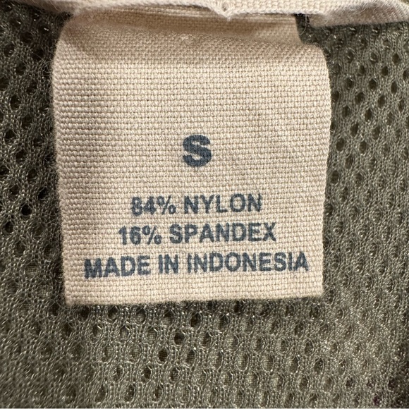 Duluth Trading Co Floral Vented Button Up Short Sleeve Army Green White Blouse - Picture 7 of 12